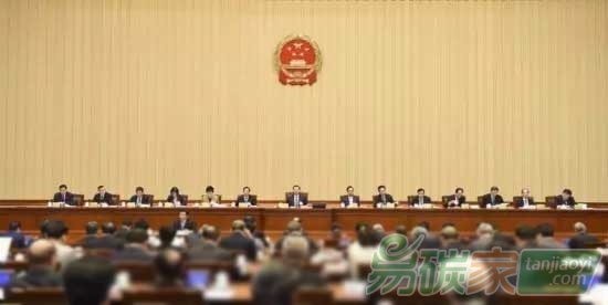 國務(wù)院首次向全國人大常委會(huì)作年度環(huán)境報(bào)告